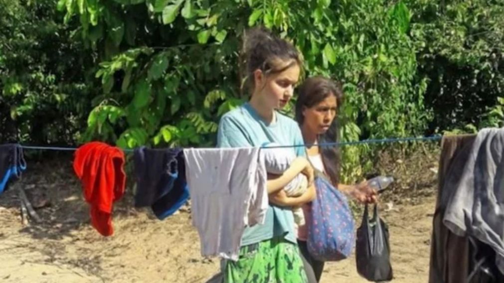 Patricia, con su baba en brazos, cuando fue rescatada de la secta por su papá