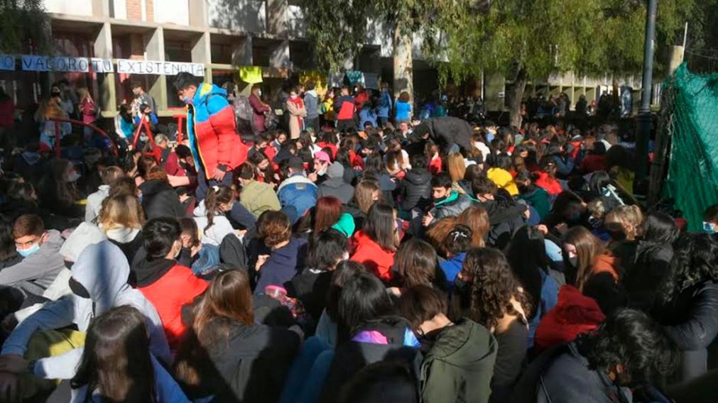 La sentada de estudiantes este viernes en la secundaria de Mendoza.