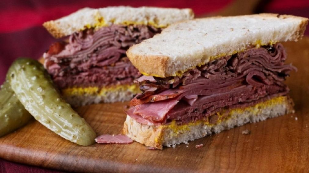 El Montreal Smoked Meat es un sandwich típico de Canadá, muy similar al sandwich de pastrami de Nueva York