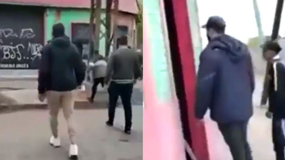 Los presuntos agresores caminan en dirección al local de la víctima (Captura de pantalla).