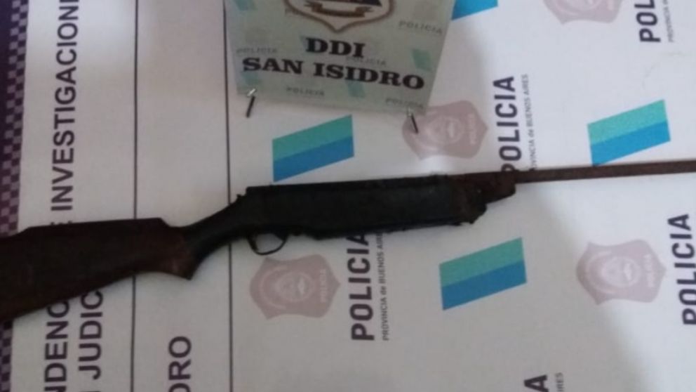 Esta es la carabina que fue secuestrada por los investigadores policiales.