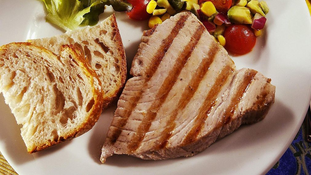 El lomo de at�n a la plancha con guarnici�n es un plato elegido. 