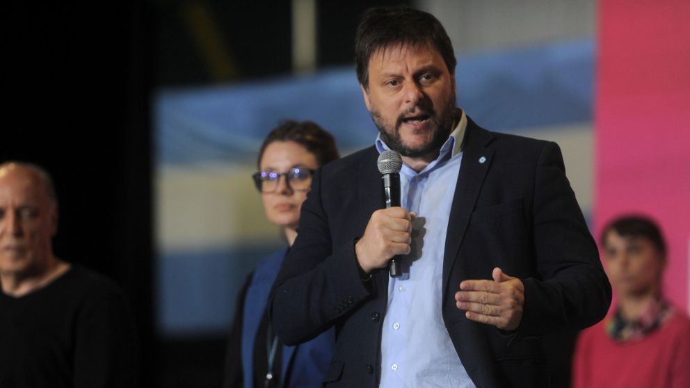 Leandro Santoro, primer precandidato a diputado nacional del FDT en la Ciudad de Buenos Aires, encabezó al acto.