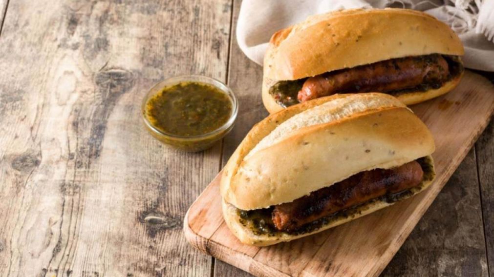 El chorip�n argentino puede acompa�arse con salsa criolla o chimichurri.  