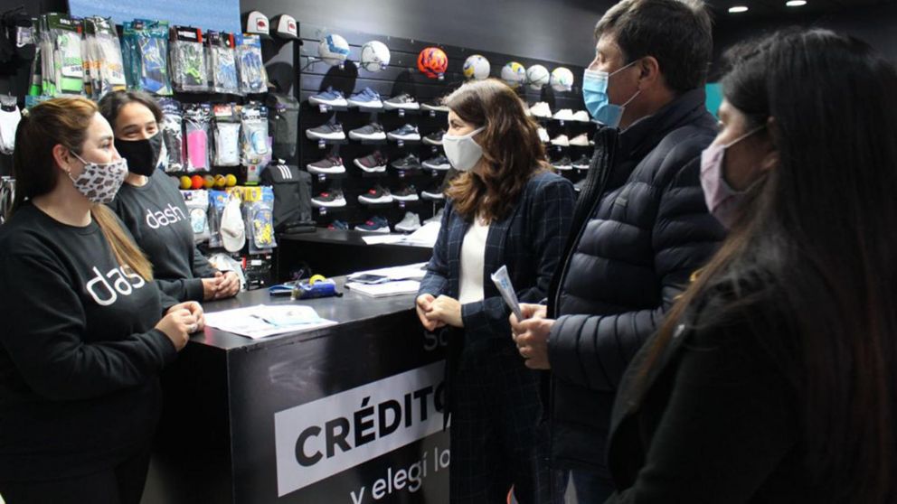 Mariel Fernández, Daniel Arroyo y Noelia Saavedra recorrieron el centro comercial de Trujui.