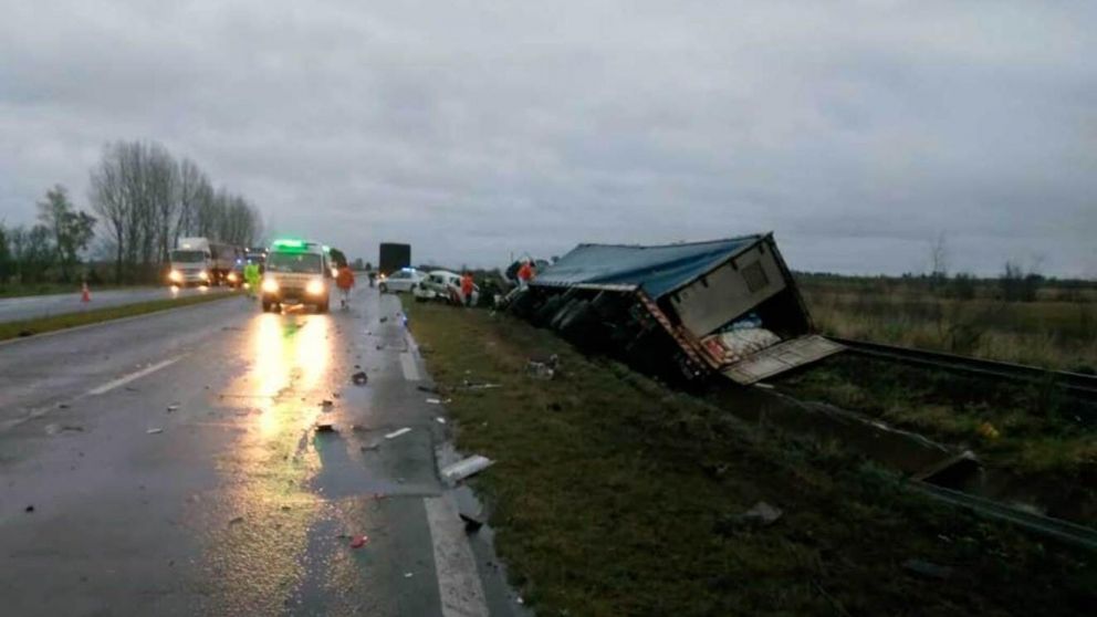 La ruta 12 se encuentra cortada por el siniestro (Twitter).