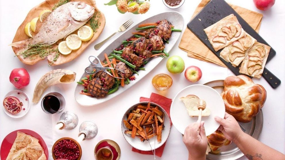 Los knishes de papa, el leicaj o el gefilte fish son algunas de las recetas de la cocina judía.