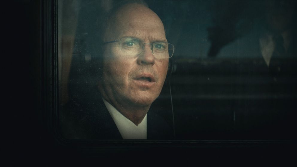 Michael Keaton en "¿Cuánto vale la vida?", la impactante producción de Netflix sobre el atentado del 11S.