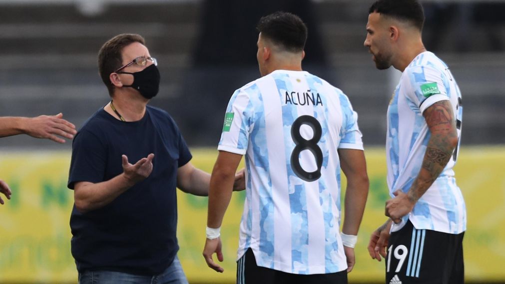 Acu�a y Otamendi discuten con uno de los agentes sanitarios, al momento de la invasi�n (Reuters).