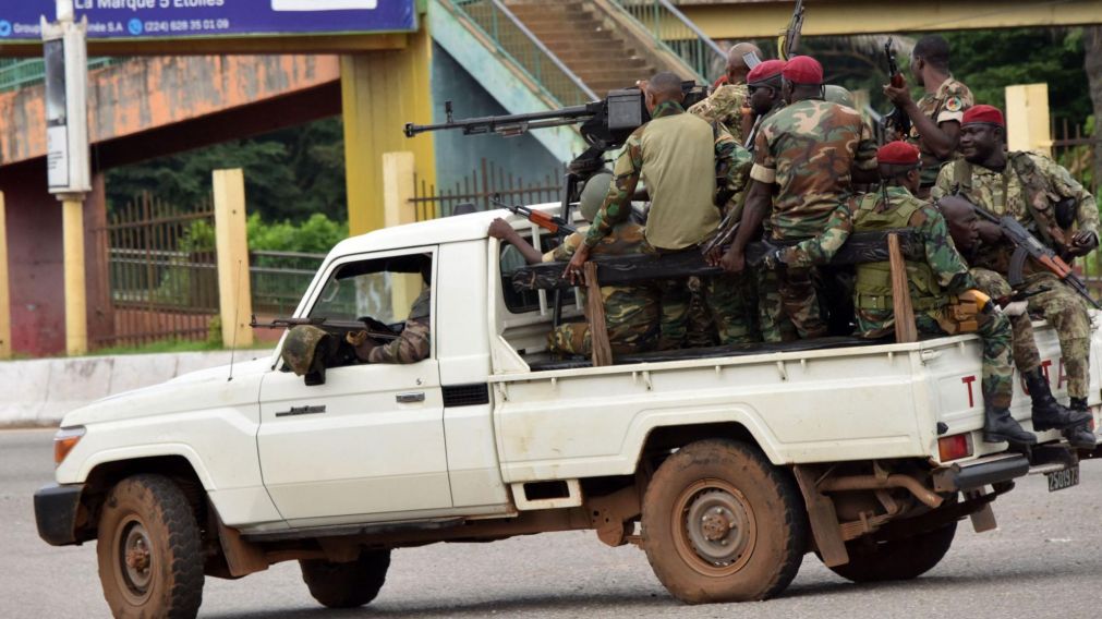 Soldados guineanos circulan este domingo por Conakry, capital de ese país (AFP).
