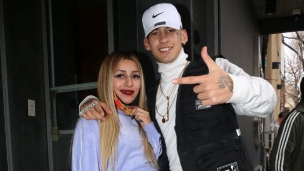 El cantante apareció junto a su pareja a la grabación del famoso almuerzo con Juana Viale.