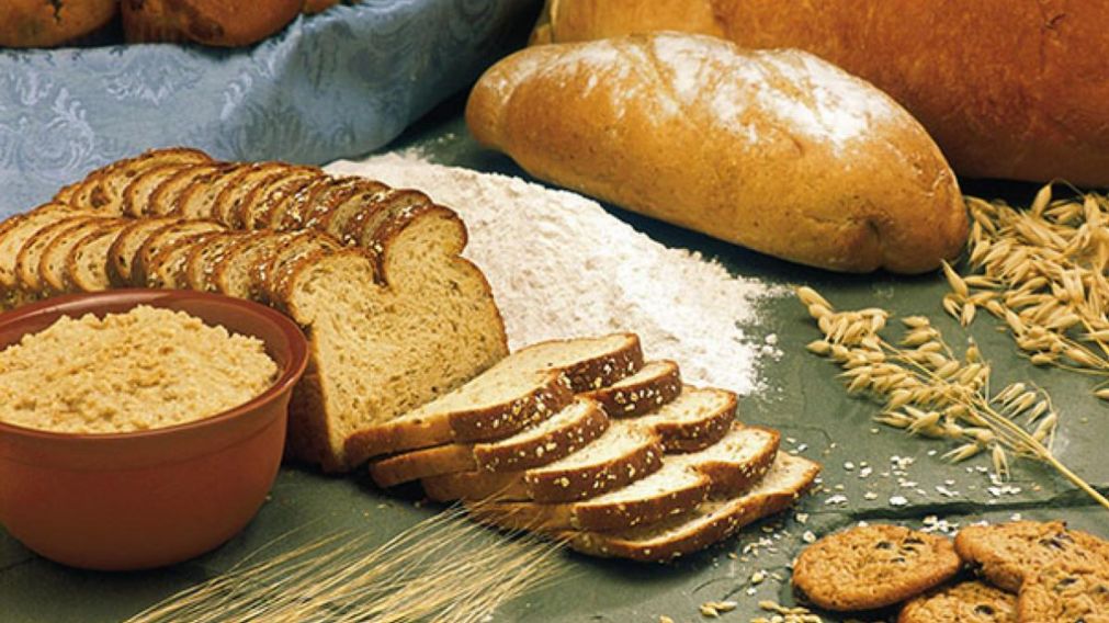 Cada vez son más las personas que eligen pasar del arroz blanco al integral o del pan tradicional al que contiene cereales enteros.
