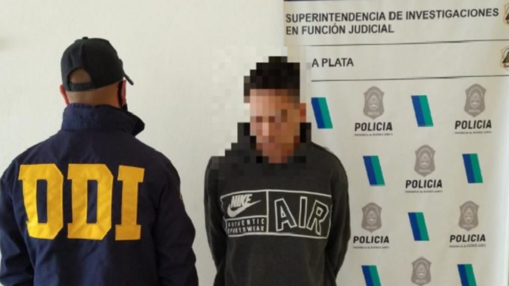Este es el joven que fue apresado por los funcionarios policiales.