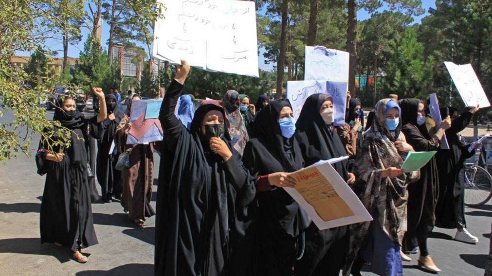 In�dita marcha de mujeres afganas en defensa de sus derechos.