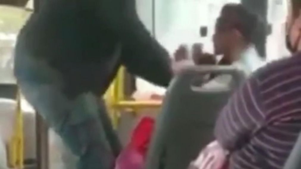 El momento en el que un pasajero ataca a otro por no utilizar cubrebocas.