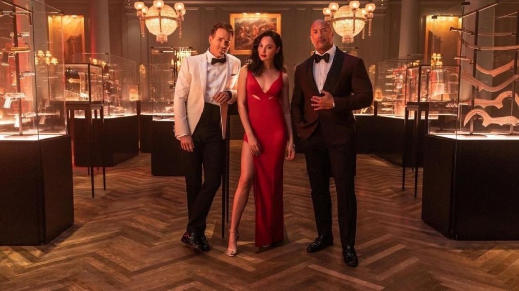 El servicio de streaming estrenó el primer tráiler oficial del costoso film protagonizado por Dwayne Johnson, Ryan Reynolds y Gal Gadot.
