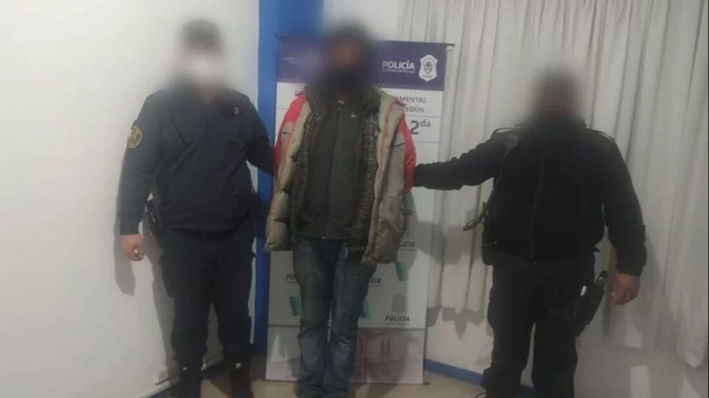 Detenido por robar picaportes de bronce.