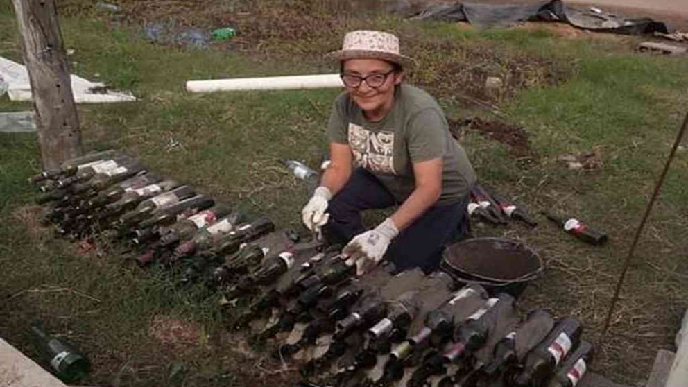 Adriana utilizó 10.000 botellas para la vivienda.