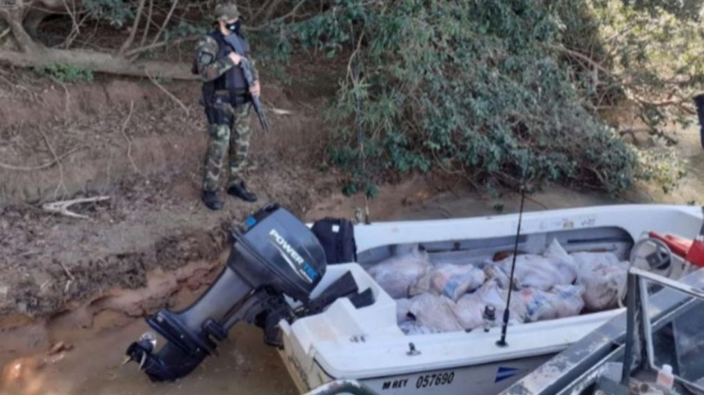 La lancha con el cargamento que transportaba el cazador furtivo.