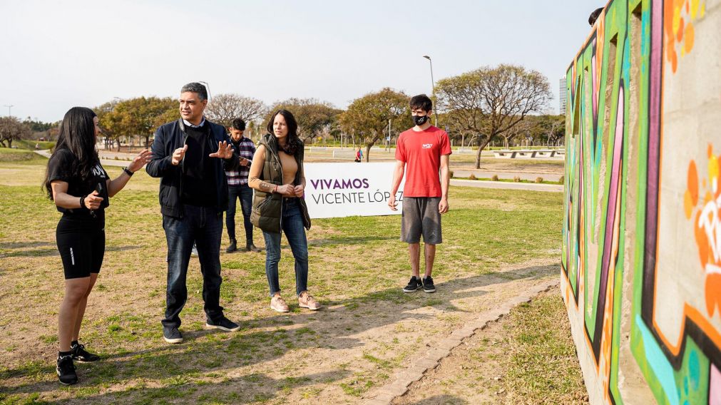 Jorge Macri, intendente de Vicente L�pez, durante la recorrida por el espacio para practicar parkour.