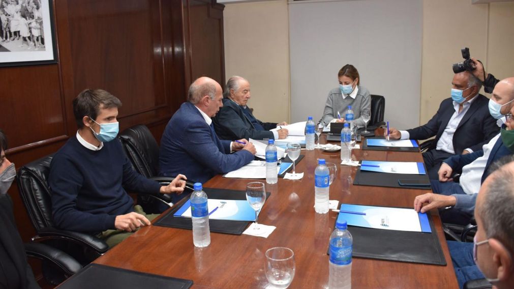 Armando Cavalieri y Soledad Acuña, entre otros, durante la firma del convenio.