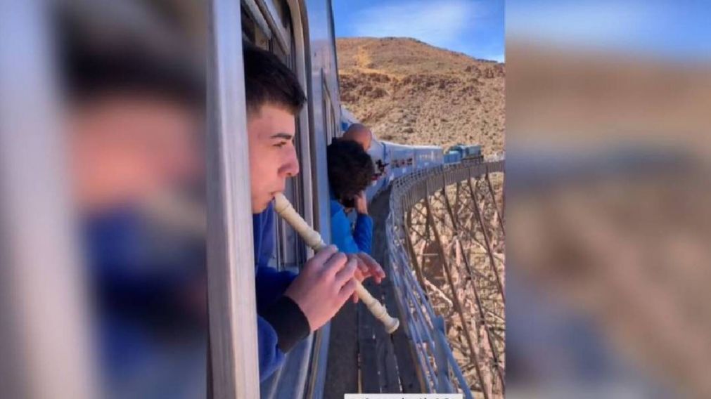 Intentó tocar una canción de La Sole en el Tren de las Nubes, no le salió como quería y se hizo viral (captura vídeo).