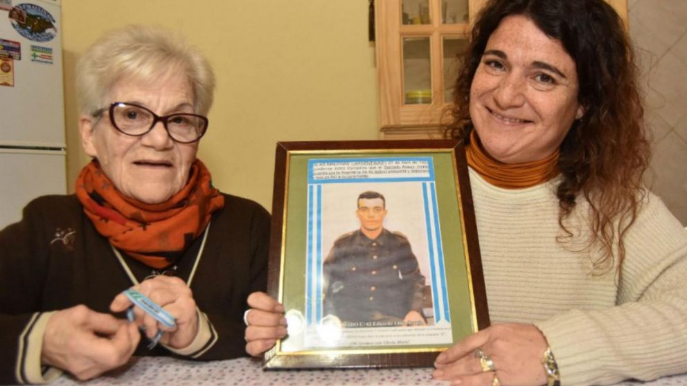 Sus familiares muestran una de las �ltimas fotos de Elbio Eduardo Araujo Penon, fallecido en combate (gentileza El Entre R�os).