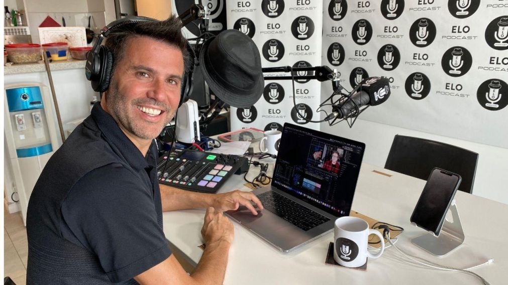 Elías Joffe (47), haciendo de "Elo Podcast".