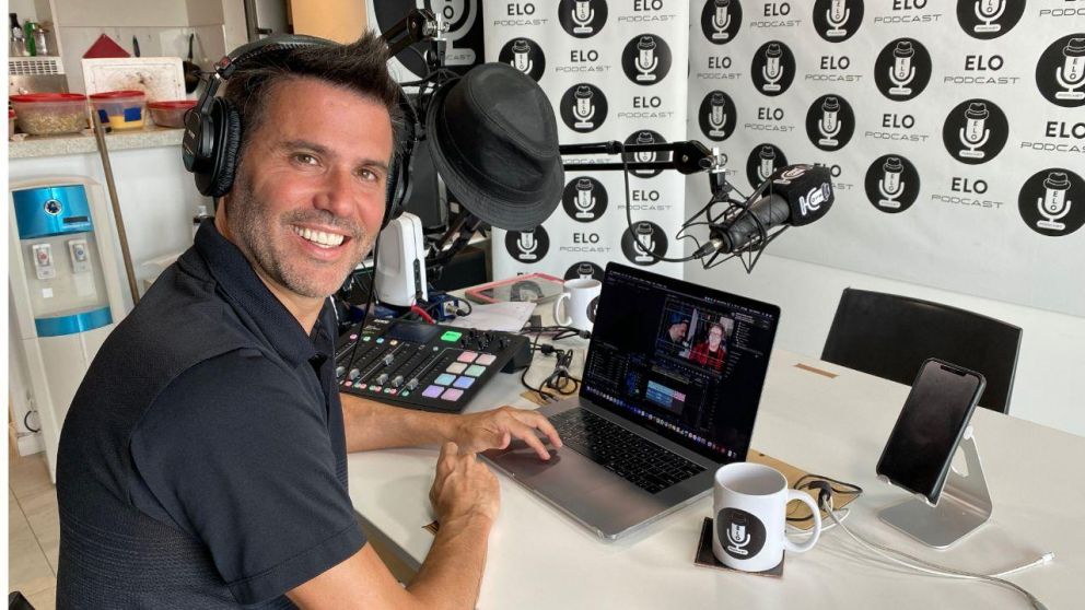 El�as Joffe (47), haciendo de "Elo Podcast".
