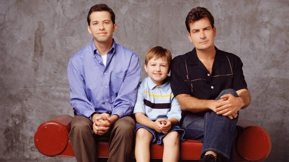 "Two and a half men" fue una serie estadounidense protagonizada hasta su octava temporada por Charlie Sheen, Jon Cryer, y Angus T. Jones.