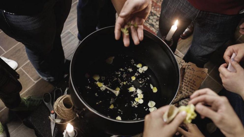 Brujas de todo el mundo se convocaron para contraatacar al r�gimen talib�n con un mega-ritual.