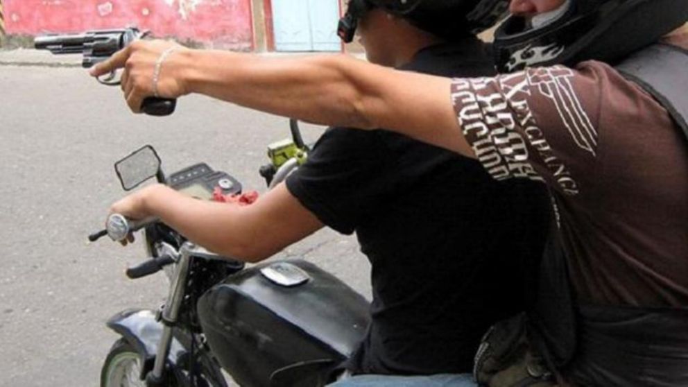 Nahuel Robles, de 18 años, fue agredido a disparos por los delincuentes.