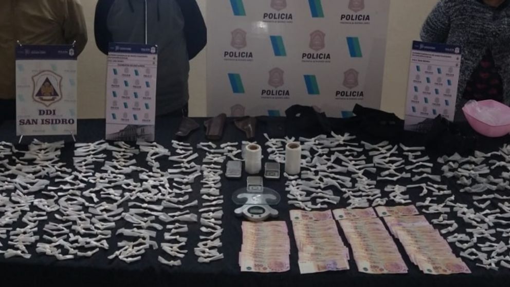 Parte de los elementos que fue secuestrado en el allanamiento.