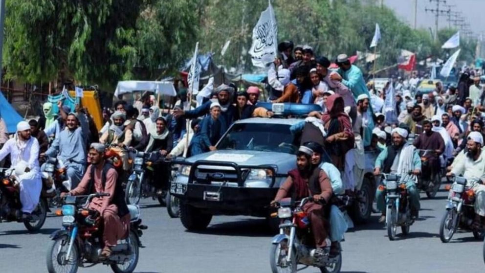 Las calles se llenaron de talibanes celebrando la partida de Estados Unidos (Twitter).