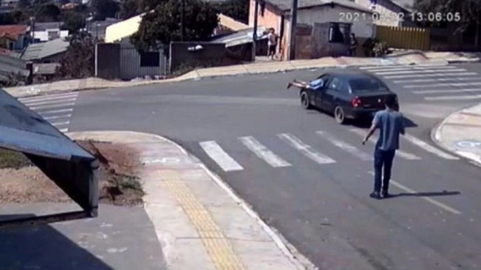 El vehículo se dirigía sobre una casas, cuando el inesperado "héroe", pudo ingresar y frenarlo justo a tiempo (Imagen captura vídeo).