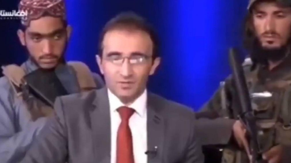 Con dos ametralladoras en la espalda, periodista de la TV afgana informó que está "todo tranquilo".