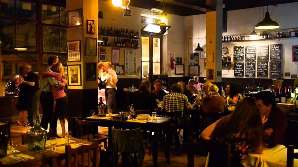 Tras cerrar sus puertas por la pandemia, la milonga retorna al barrio de Barracas.