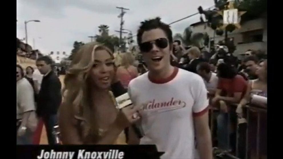 La cantante por entonces era una desconocida notera y en medio de una entrevista el líder de Jackass mostró a “Figuretti”.