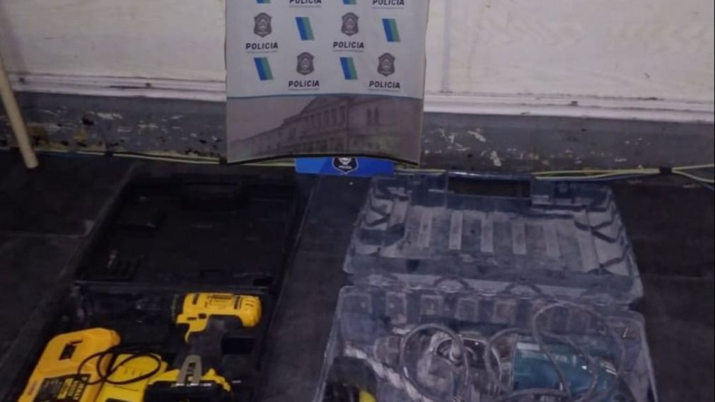 Los objetos secuestrados que arrojaron los delincuentes.