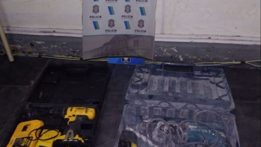 Los objetos secuestrados que arrojaron los delincuentes.