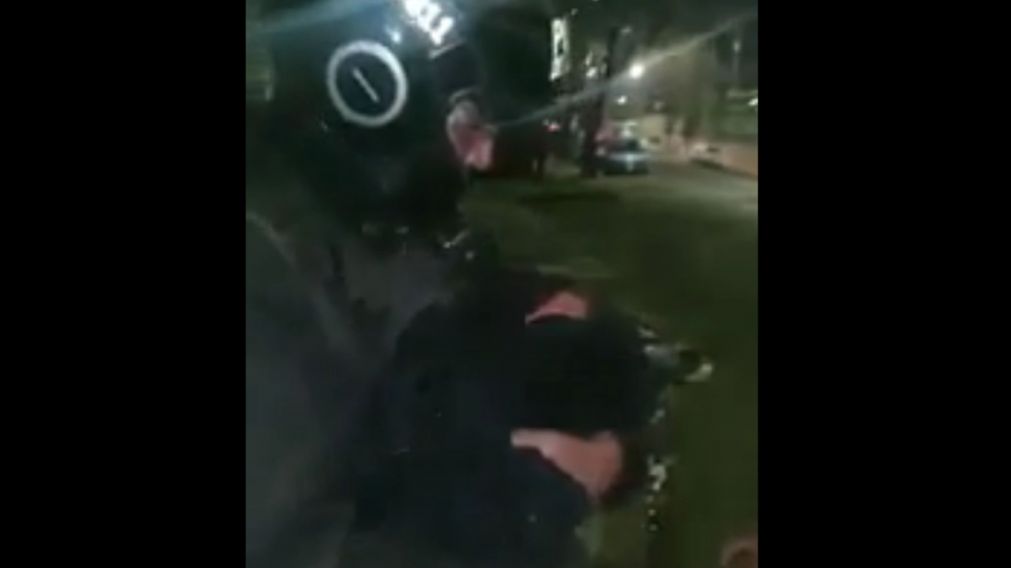 El momento en el que la reci�n nacida es acurrucada por un polic�a de la Ciudad (captura de video).