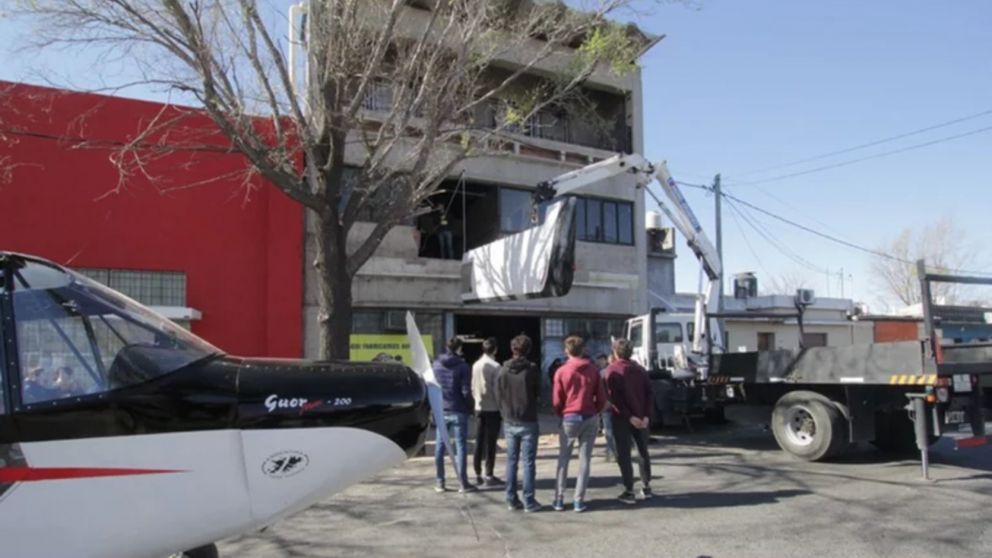 La avioneta fue construida desde cero en el lugar y puede llevar hasta cuatro tripulantes (imagen El Diario de la República).