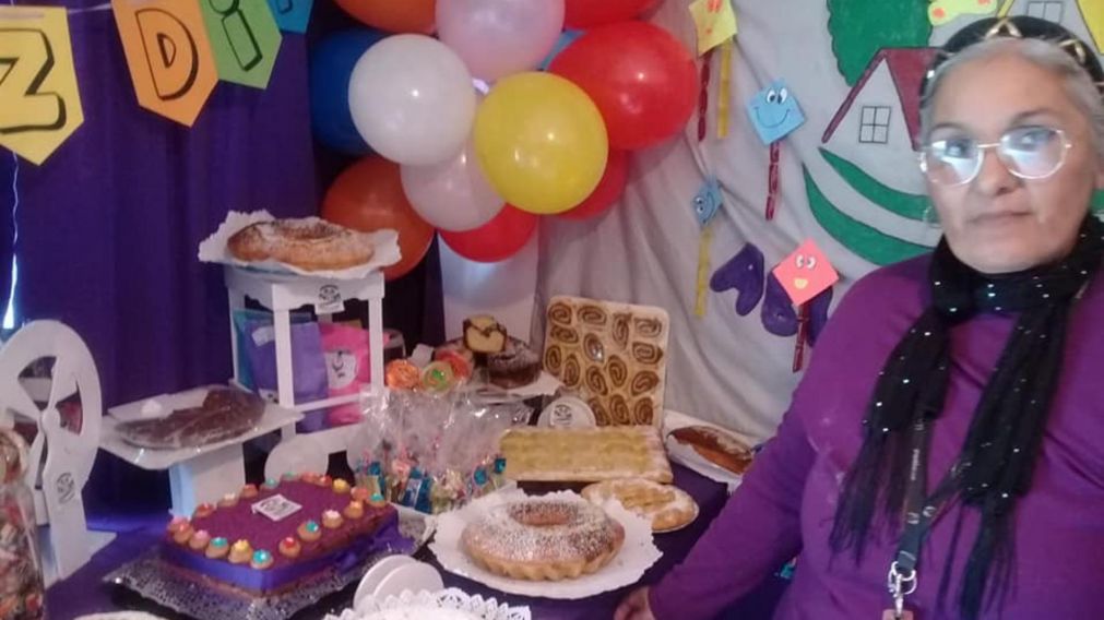 Stella Maris posa junto a la merienda que prepararon para el D�a del Ni�o.