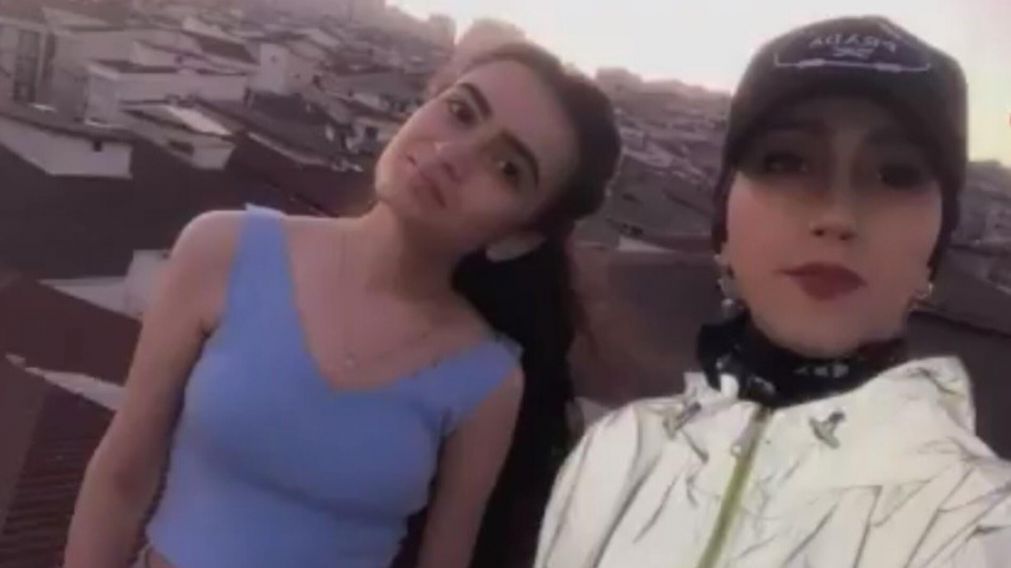 La joven de 23 años grababa contenido con su prima cuando cayó al vacío.