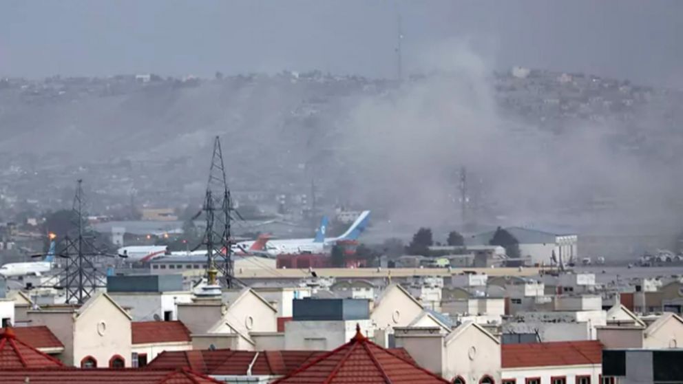 Se registró una explosión fuera del aeropuerto de Kabul, en Afganistán (AP).