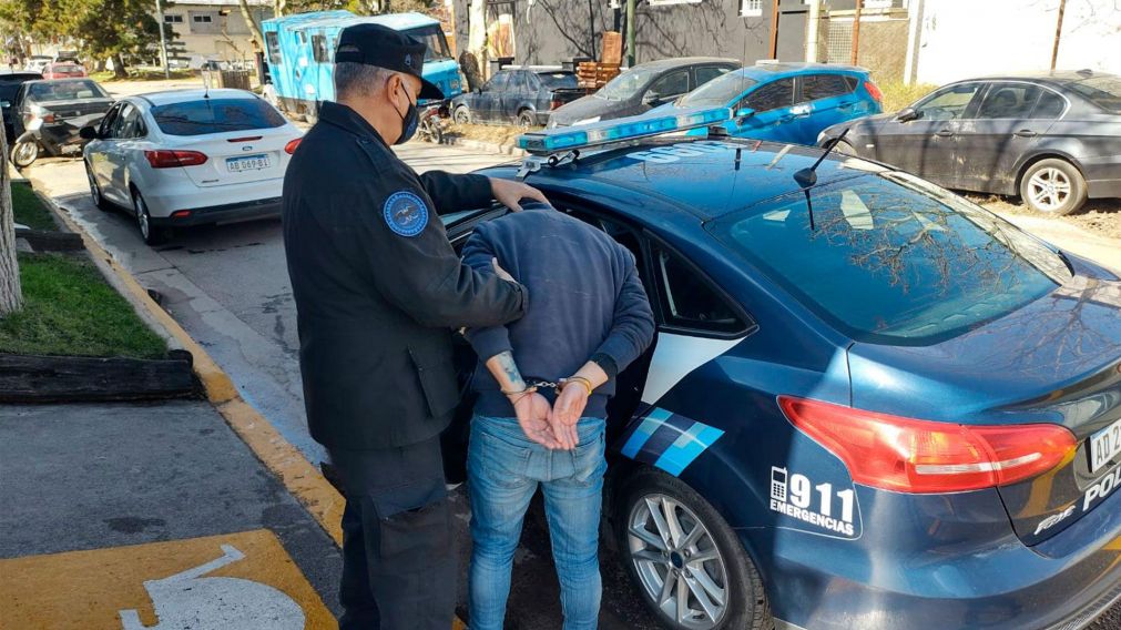 Claudio Alberto E. fue detenido acusado de haber abusado sexualmente durante al menos ocho años de su hijastra.