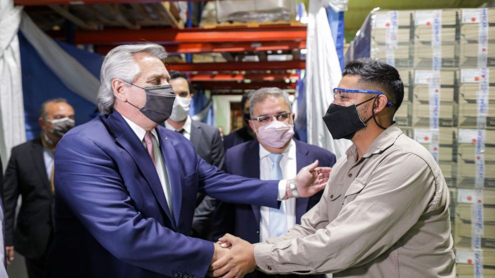 El jefe de Estado recorrió las instalaciones de una importante fábrica textil.