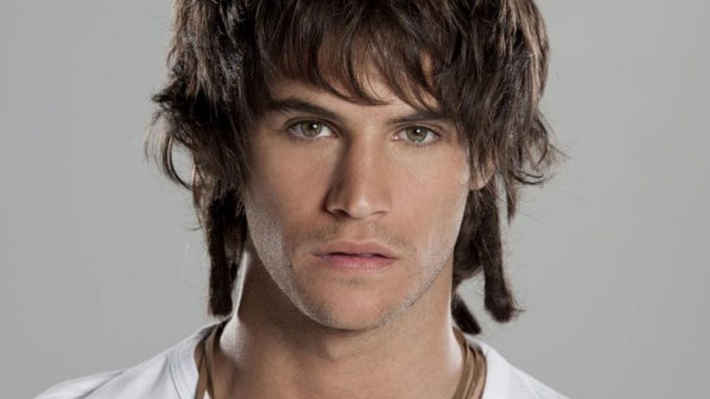 Pablo Martínez es un artista de 33 años oriundo de La Plata, en Buenos Aires, que debutó actoralmente en la telenovela "Casi Ángeles", donde interpretó a "Simón Bruno Arrechavaleta".