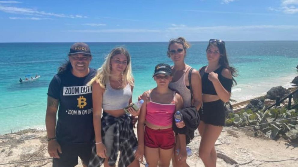 La "familia bitcoin" recorre el mundo gracias a su fortuna en criptoinversiones.