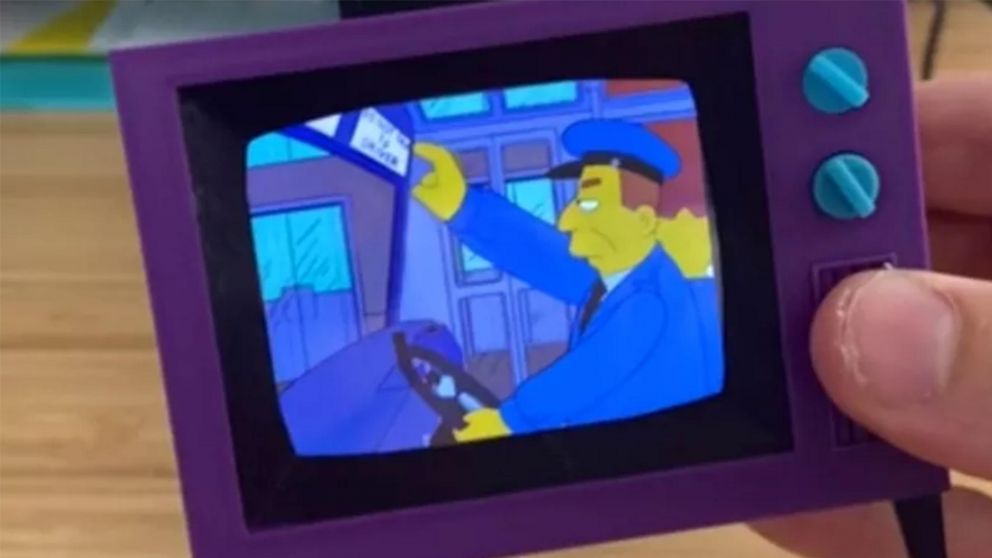 El televisor tiene apenas unos pocos centímetros y es completamente funcional.